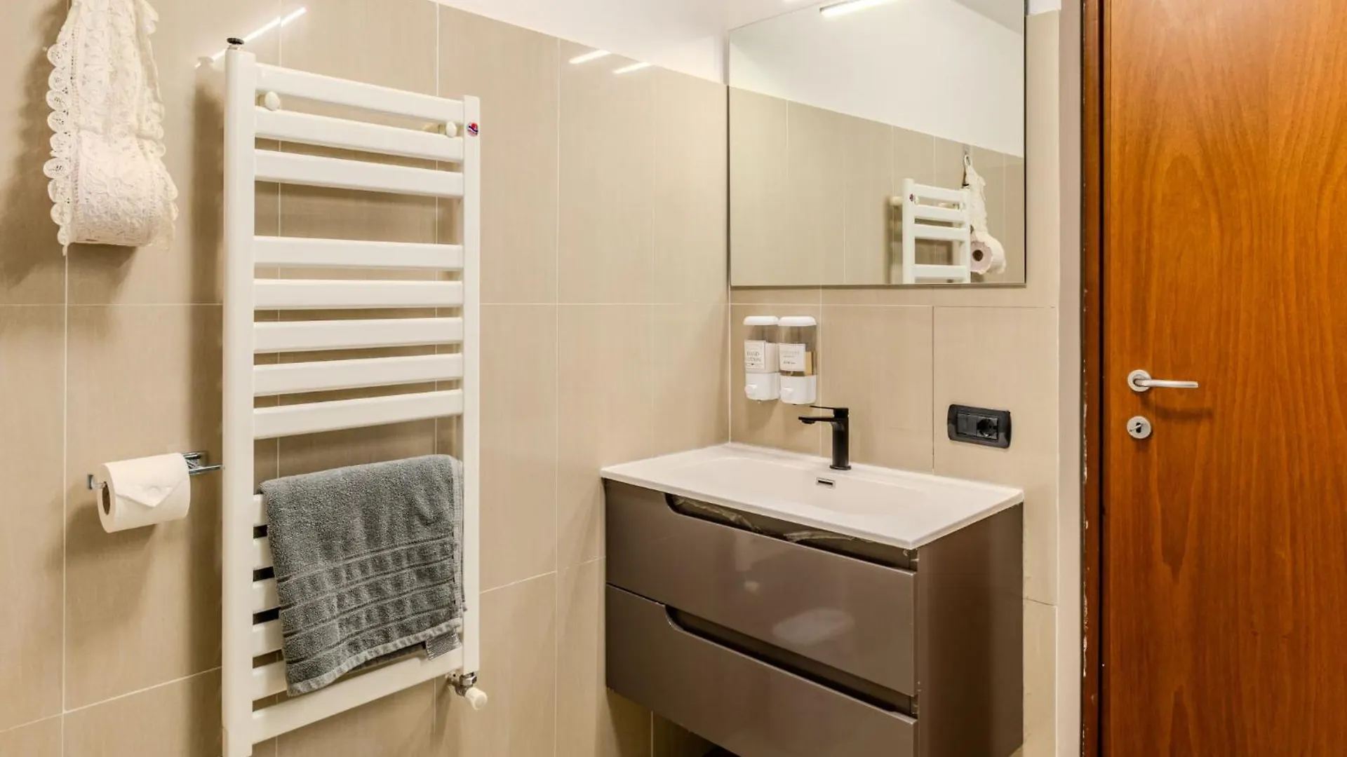 Apartment Belvedere By Interhome Casnate Con Bernate 0*,  意大利